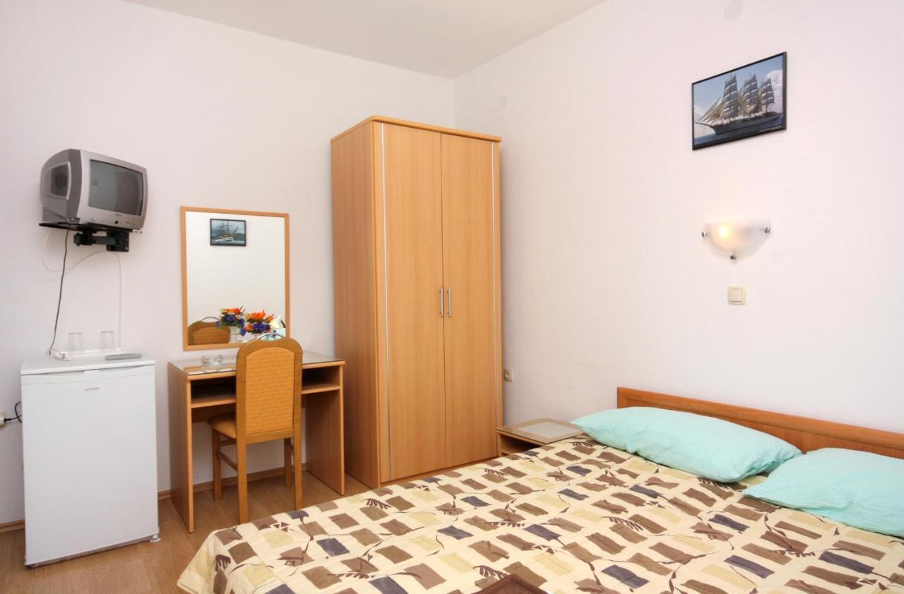 Double Room Vrbnik 5301B Exteriör bild