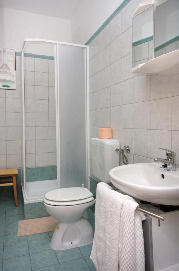 Double Room Vrbnik 5301B Exteriör bild